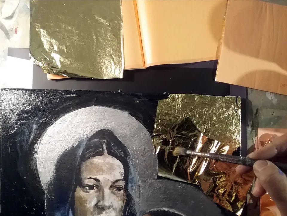 Francesco Santosuosso, Applicazione della foglia d'oro e d' argento con colla Missione a freddo, 2016, olio e acrilici su legno, 50×35 cm