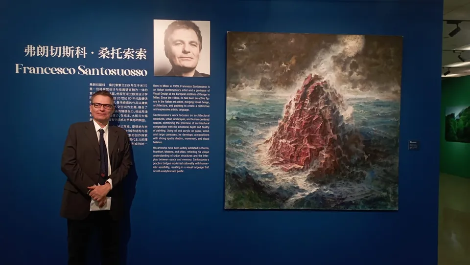 Francesco Santosuosso accanto ai suoi dipinti al Guardian Art Center